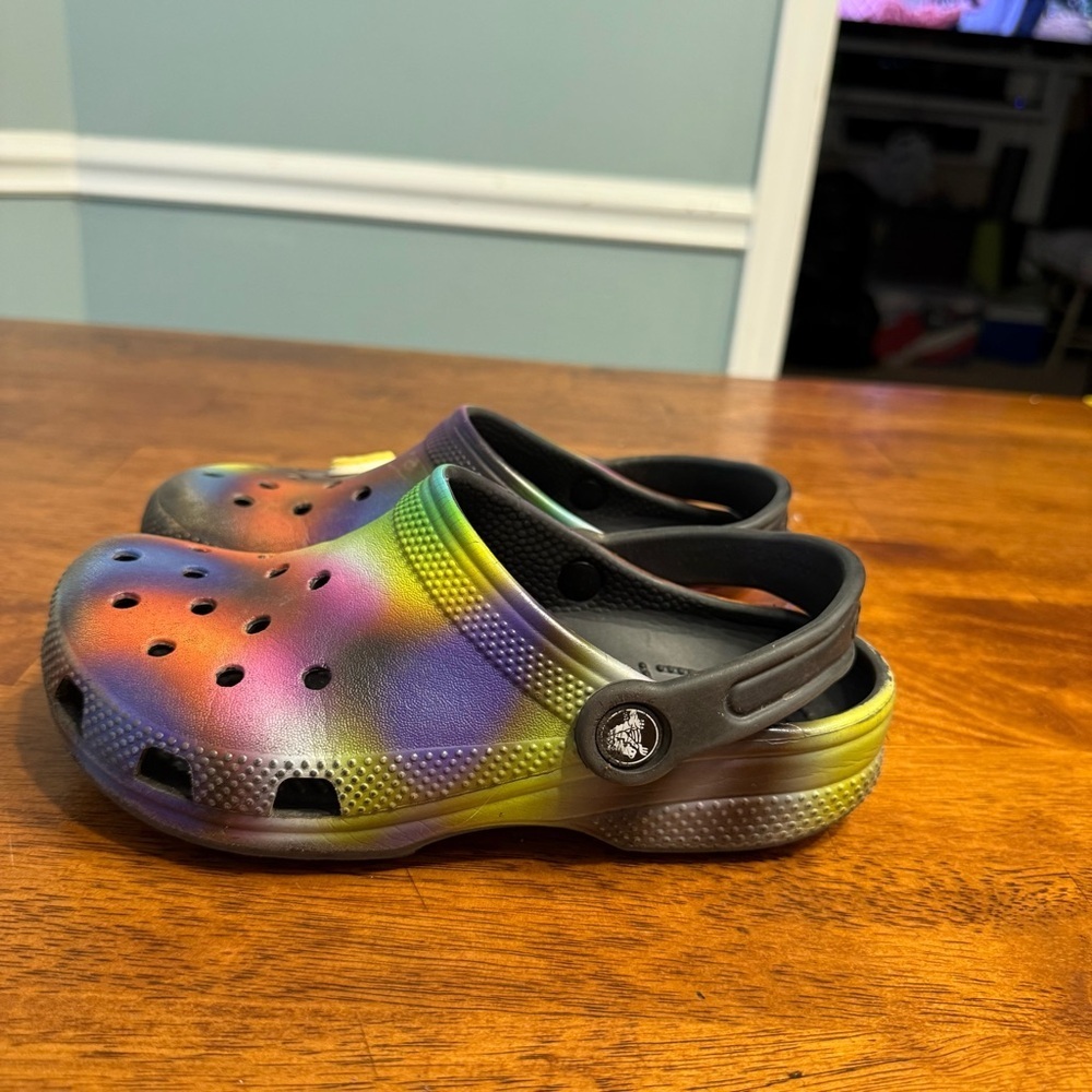 Kids crocs black multicolor size 2 J2